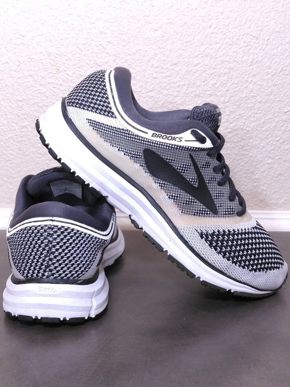 BROOKS Revel Shoes Womens SIZE 7.5 BLACK White RUNNING CrossFit 1902491B155 GYM